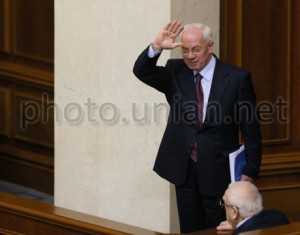 Азаров все же прибыл в парламент