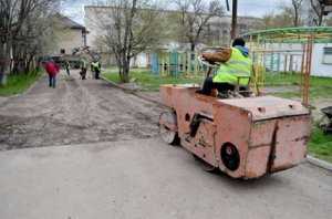 В Столице Крыма школьные дворы приводят в порядок
