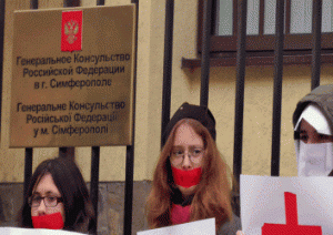 В Симферополе пикетчики рассказали милиции о проблемах медиков в России