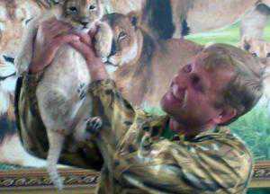 В сафари-парке «Тайган» слепая жертва пляжных фотографов родила львенка