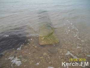 О бетонную плиту в море на Молодежном пляже травмировались люди