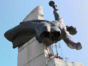 Вандалы срезали с солдатского памятника «мясо до кости»