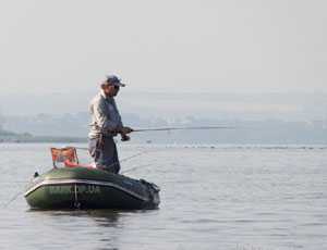 В Азовском море спасли трёх рыбаков, унесенных ветром