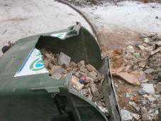 «Чистый город» грозит штрафами за выброс в баки строительного мусора