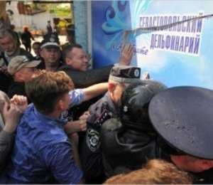 Глава администрации Севастополя пообещал ликвидировать торговлю в дельфинарии