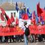 Керчане встретили Первомай с гармонью, партийными флагами и анархистами