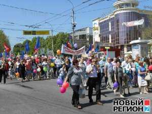 Первомай в столице Крыма: джипы Партии регионов в борьбе с неофашизмом