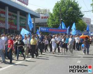 Первомай в столице Крыма: джипы Партии регионов в борьбе с неофашизмом