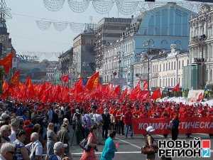 Журналисты зафиксировали, как демонстрантам КПУ в Киеве раздавали деньги за участие в массовке