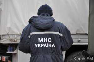 Керченские сотрудники МЧС спасли девочку из закрытой квартиры