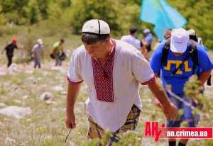 На Чатыр-Даг поднялись и стар, и млад: на крымской вершине почтили память жертв депортации