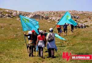 На Чатыр-Даг поднялись и стар, и млад: на крымской вершине почтили память жертв депортации