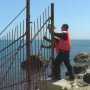Застройщик восстановил снесенный в Алупке забор возле моря