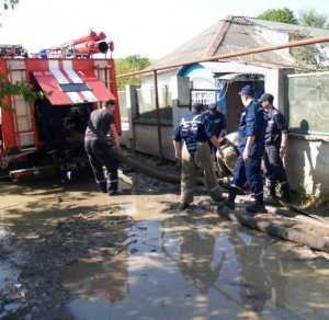 Под Симферополем вода из прорванного водовода залила дома