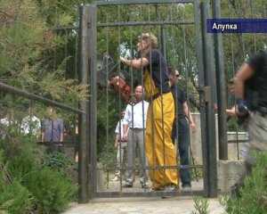 В Алупке снова возвел снесенный накануне забор