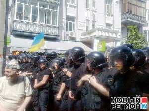 Кульминацией митингов в Киеве стала массовая драка из-за БМП с пулеметом