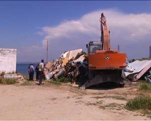 В Севастополе снесли «Баню» и забор у моря