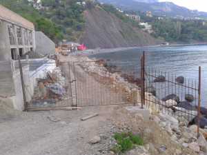 «Забор Геншафта» в Алупке, снесенный сегодня в третий раз, снова преградил доступ к морю
