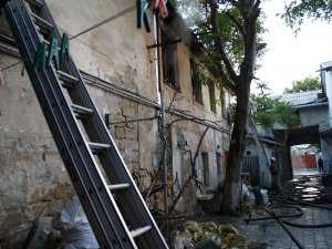 Симферопольский пожарные тушили двухэтажный дом