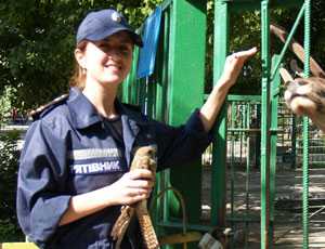 Крымские спасатели передали раненого сокола в Симферопольский зооуголок