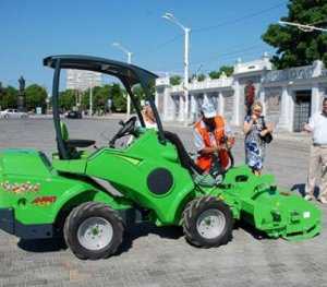 Коммунальщикам Евпатории дали мини-трактор для покоса травы
