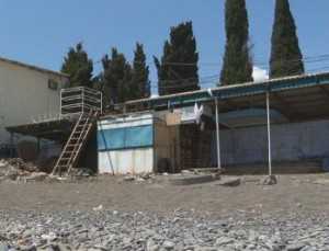 Под Алуштой снесли два незаконно построенных на берегу моря кафе