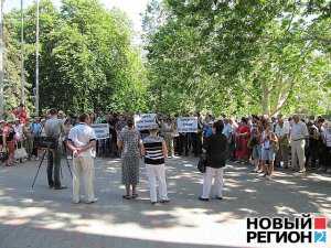 В Севастополе прошёл пикет против плачевного состояния Приморского бульвара и парков города