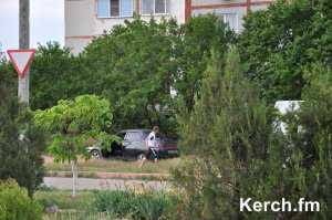 Экстремальную езду на разбитой машине устроили в спальном районе Керчи