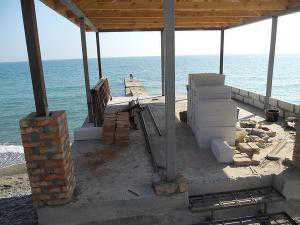 На самострои на пляже санатория в Судаке завели «уголовки»