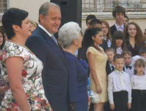Крымский премьер на последнем звонке давал наставления симферопольским школьникам