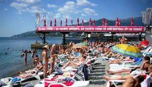 Пляжи Ялты очистят от шезлонгов и зонтиков