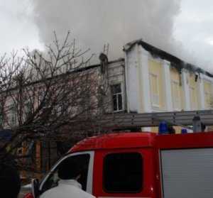 Власти Симферополя пообещали подвести воду и газ к сгоревшему возле парламента дому
