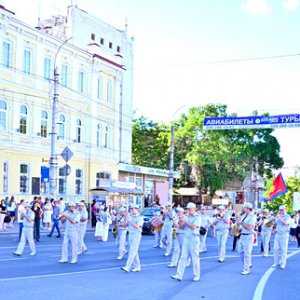 Под аккомпанемент оркестра Главного управления симферопольцы отпраздновали День города и Международный день защиты детей