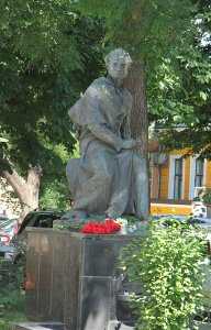 В Столице Крыма возложили венки к загаженному памятнику Пушкину