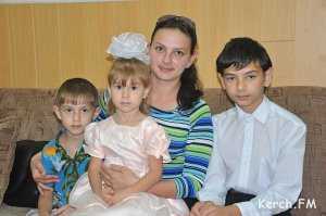 Многодетной семье власти Керчи дали комнаты в доме с бомжами