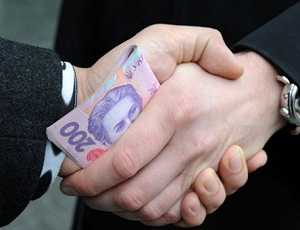 Двое сакских земельщиков получили срок за взятку в 50 тыс. гривен