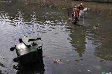 Хулиганы в Столице Крыма сбрасывают в реку мусорные контейнеры