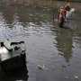 Хулиганы в Столице Крыма сбрасывают в реку мусорные контейнеры