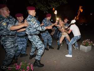 Активистки FEMEN устроили «ночную облаву» на Лукашенко в Киеве