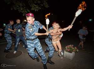 Активистки FEMEN устроили «ночную облаву» на Лукашенко в Киеве