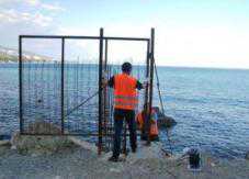 С пляжа Алупки вывезли скандальный забор