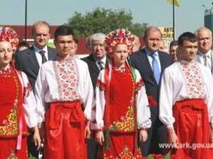 В Крыму возложили цветы по случаю Дня Конституции
