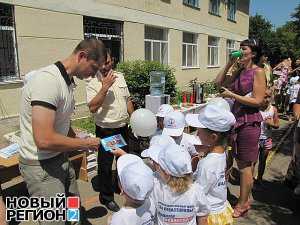 Олимпийский чемпион Денис Силантьев вручил подарки детям в Севастополе