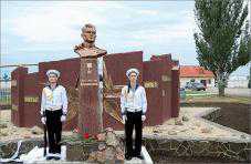 В Феодосии открыли памятник командиру роты морпехов