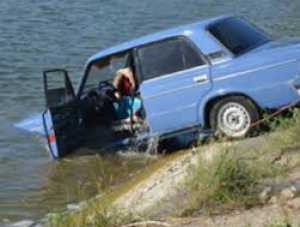 В Северо-Крымский канал упал автомобиль: два человека погибло