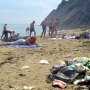 Курортный сезон радует туристов заполненными пляжами, мусором и стихийной торговлей