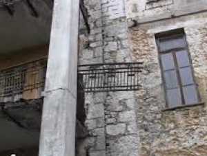 В ялтинской школе обнаружили три аварийных балкона