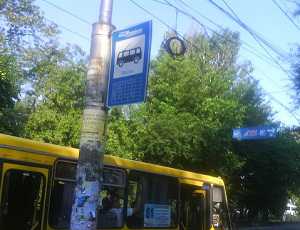 Симферополь: Маршрутки теснят «рогатых» на новой троллейбусной остановке у железнодорожного вокзала