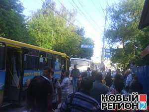 Симферополь: Маршрутки теснят «рогатых» на новой троллейбусной остановке у железнодорожного вокзала