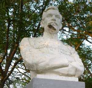 Под Симферополем вандалы повредили памятник Толстому